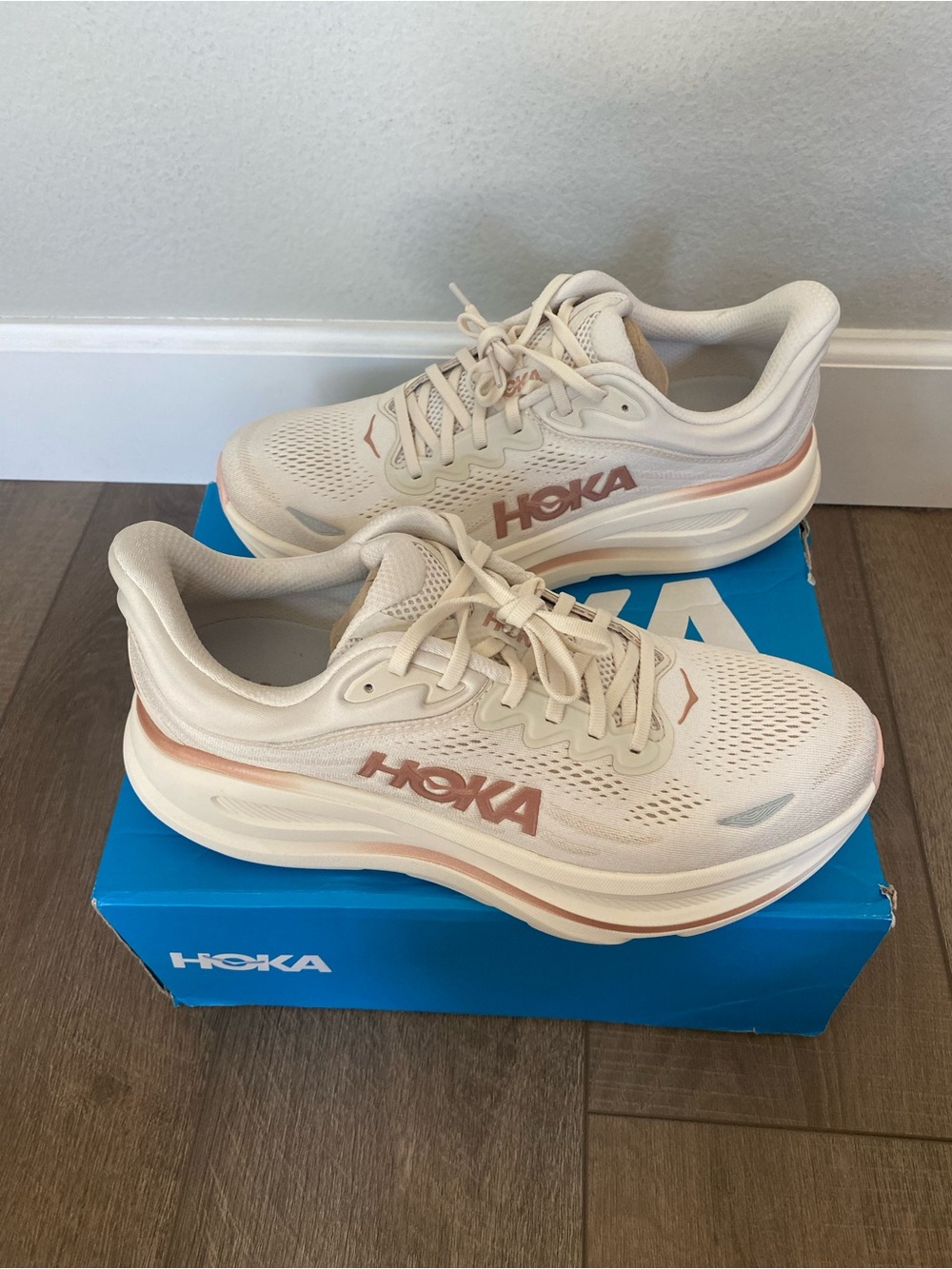 Hoka Bondi 9 Women’s 10.5 Oat Milk/Rose Gold